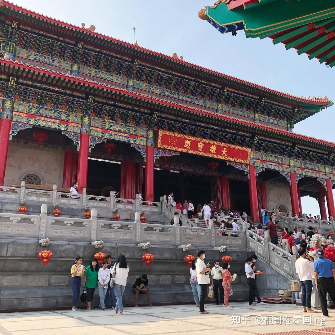 普颂·皇恩寺在泰国本地有一座香火最旺的寺庙,位于泰国暖武里府,是