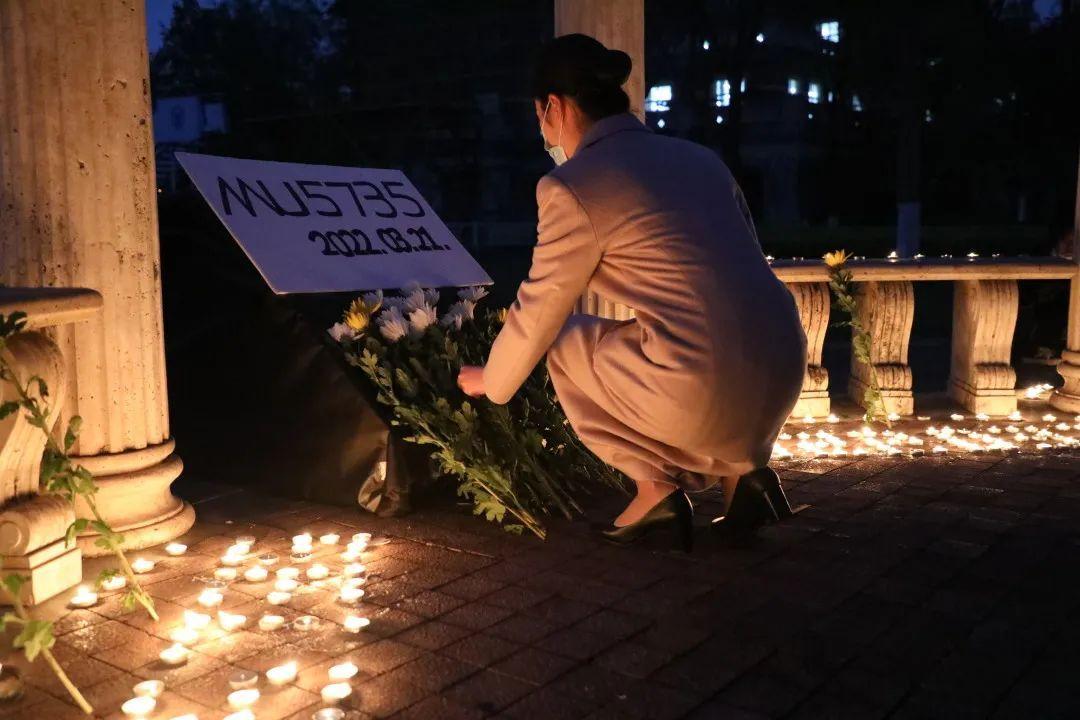 四川西南航空职业学院学子向东航飞行事故遇难同胞默哀