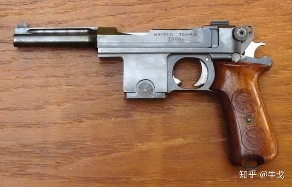 华沙起义时,起义军将伯格曼m1910/21型手枪进行了改造,加长了枪管和