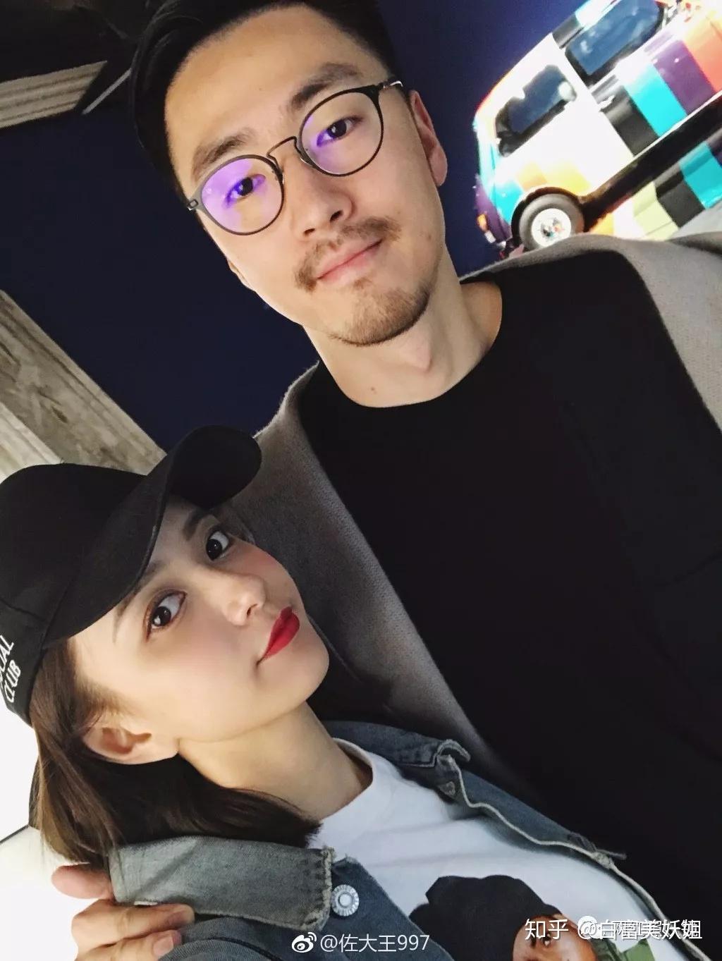 虽说张佐佐现在撞脸各个大网红,其实张佐佐小时候还是非常漂亮的,是个