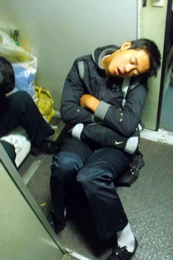 春运火车上的各种奇葩睡姿看完笑出猪叫哈哈哈哈哈哈