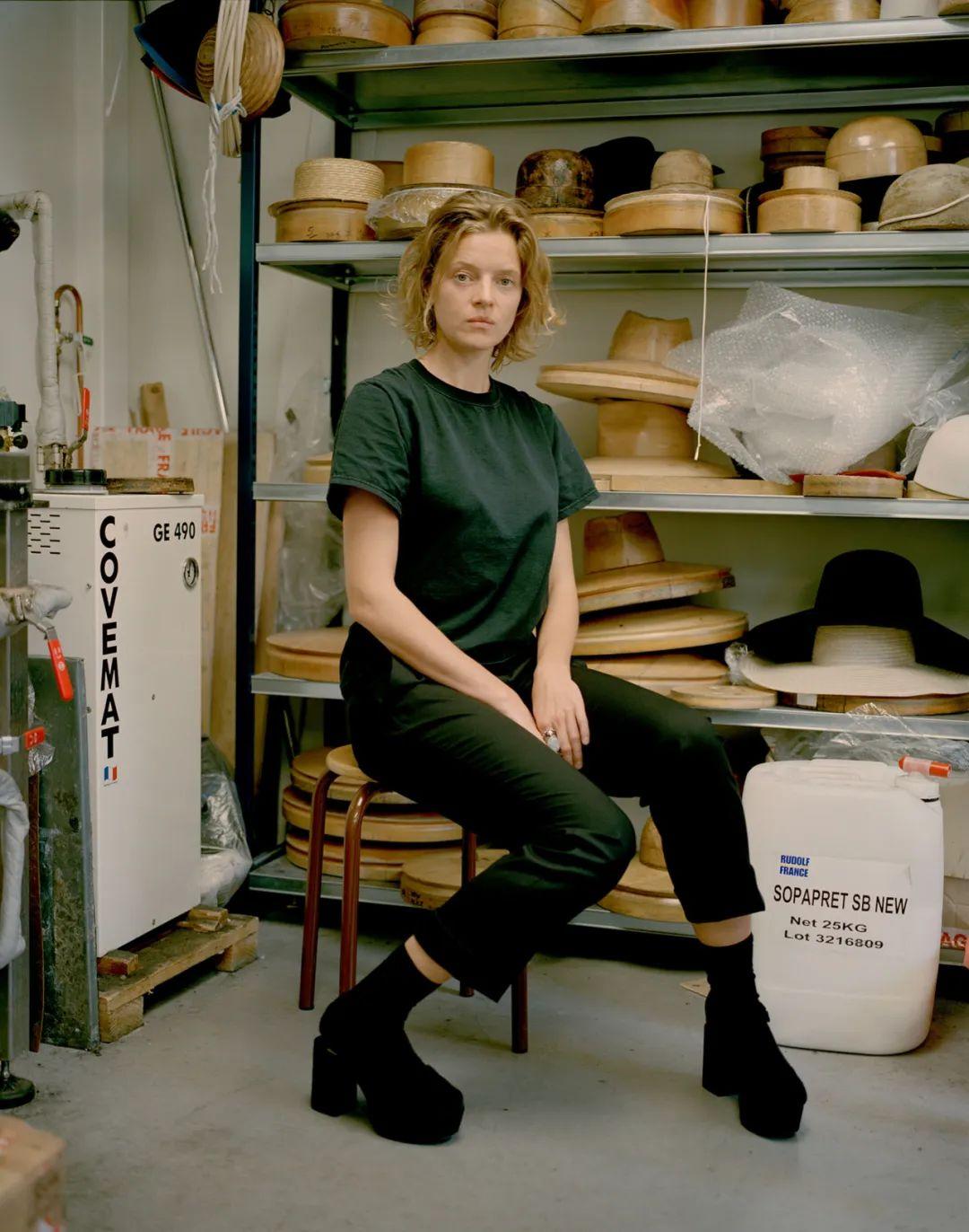 得非常细,根据帽檐宽度,两边凹槽,饰带区分开来,有virginie,henrietta