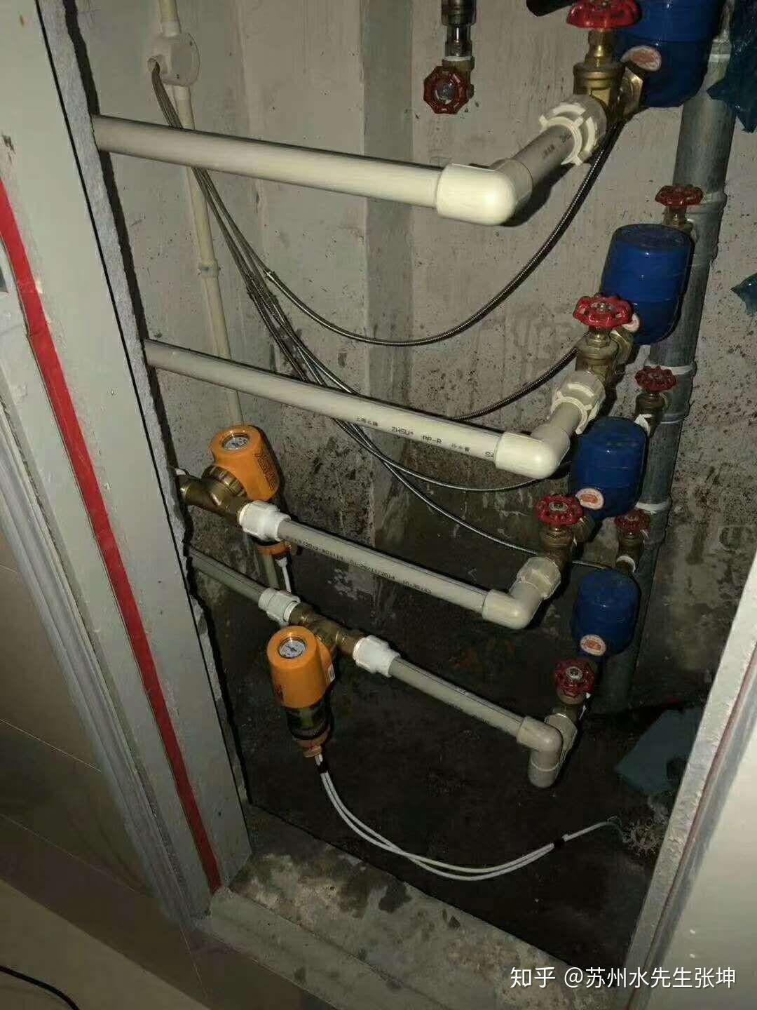 求助装修安装前置过滤器时横着的那根管子位置不够师傅把前置过滤器装