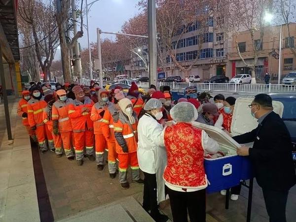 腊八节谷养元栾城店苑经理带员工为环卫工人送八宝粥公益活动