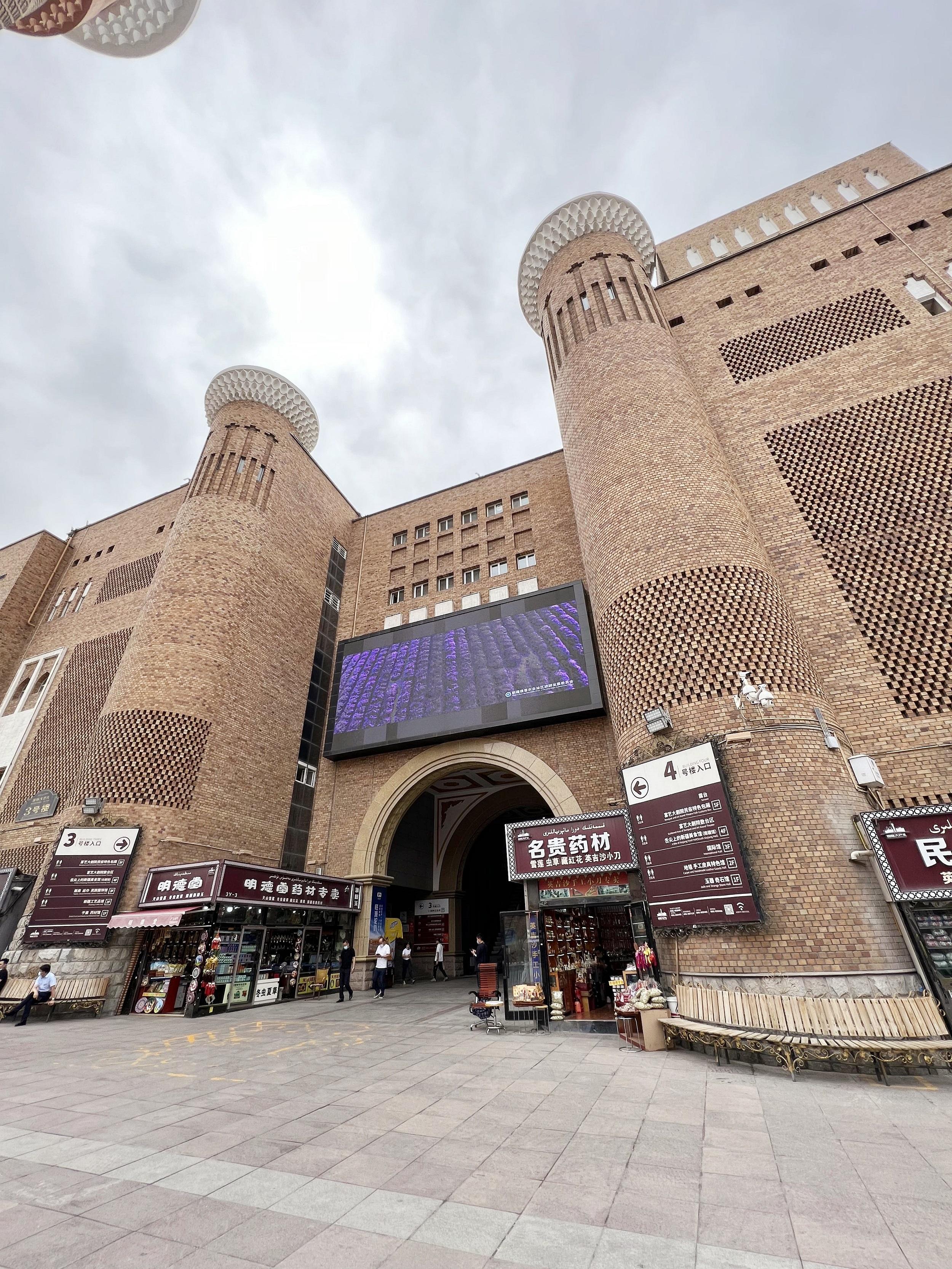 大巴扎旅游休闲街区由大巴扎步行街和新疆国际大巴扎景区两部分主体