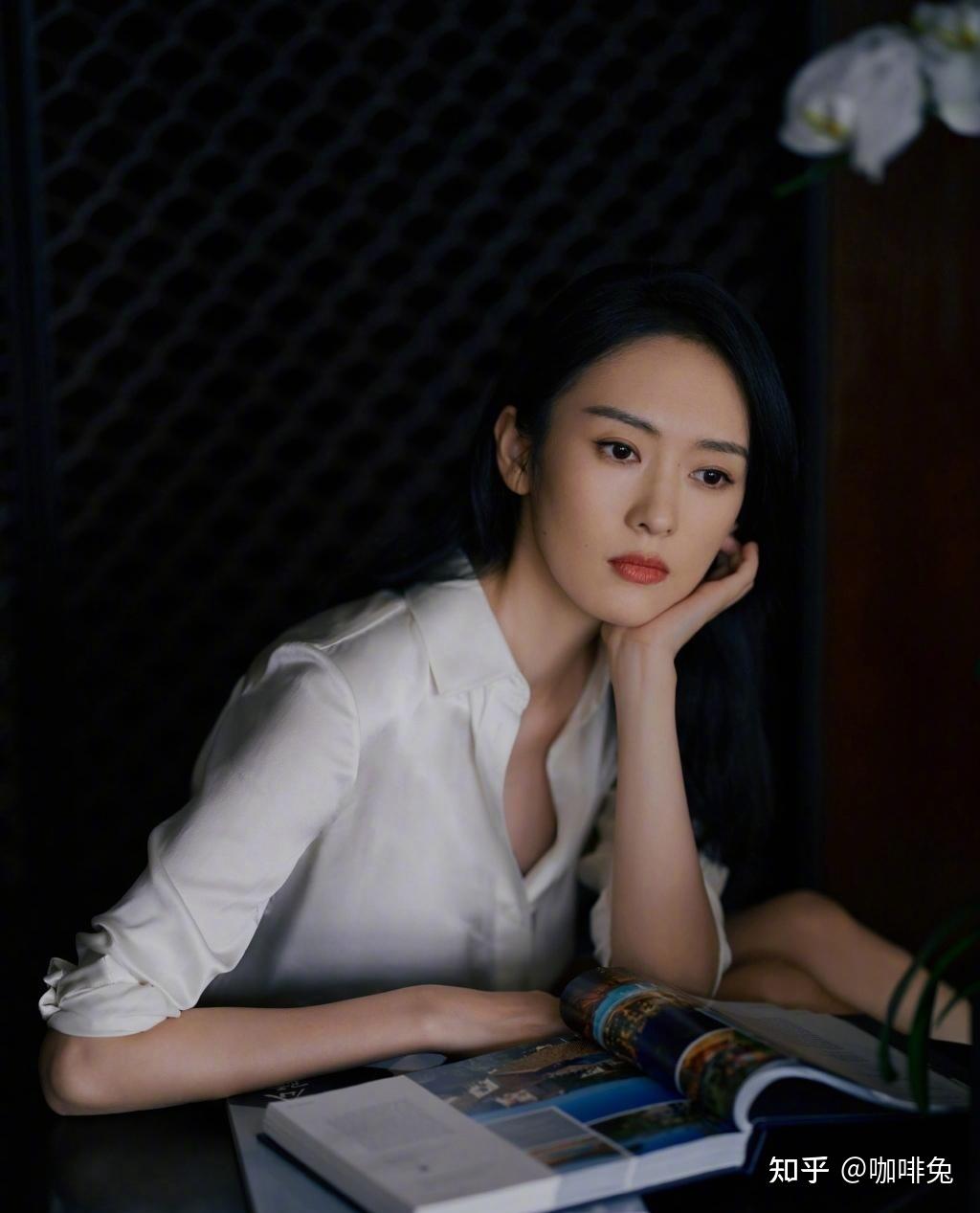 童谣最近很火号称小章子怡穿搭很时尚网友身材还是不错的