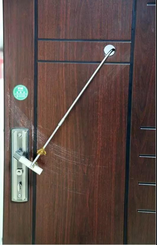 自己怎么打开防盗门 v2-6c035aaf7ab65b656794ae9a77f95d08_r.jpg
