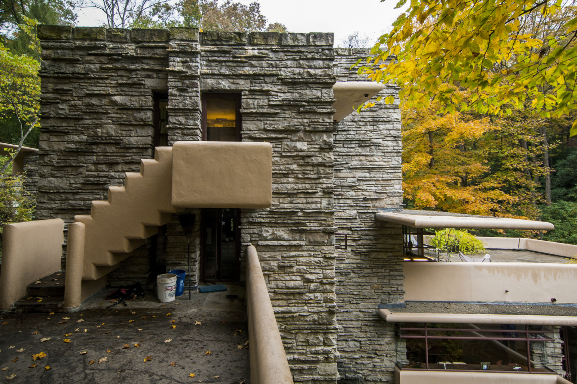 流水别墅,1936设计从两个方向上去延展:在垂直方向上增加层高,以增加