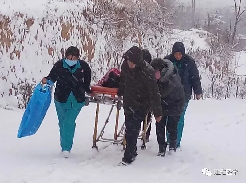 感动到颤抖!2018年第一场雪里最感人医护画面