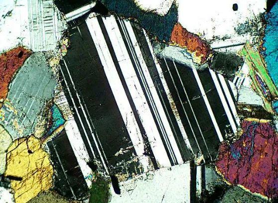 斜长石,聚片双晶,正交偏光,×40环状双晶,正交偏光,×40穿插双晶