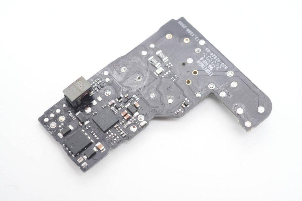 看完这款充电器的开箱和测试后,下面就进行拆解,一起看看内部是如何