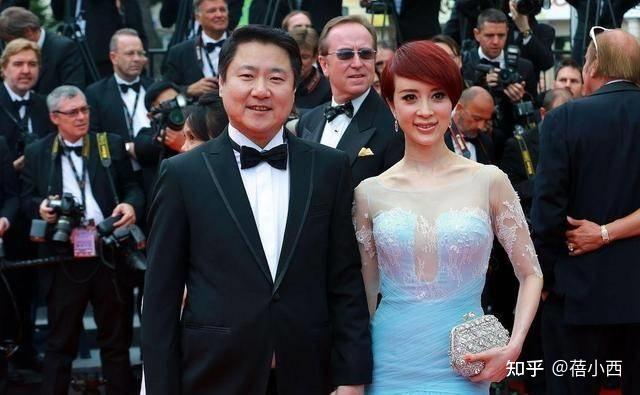 金巧巧与老公合影真敢穿一袭薄纱连衣裙领口开到腰真有胆量