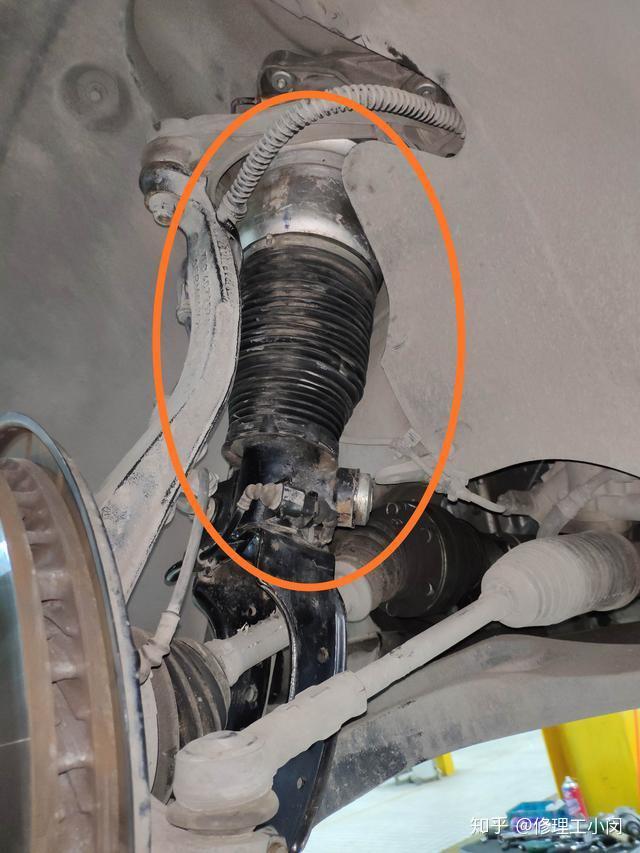 33万公里的保时捷卡宴,气囊减震损坏造成左侧车轮塌陷 - 知乎