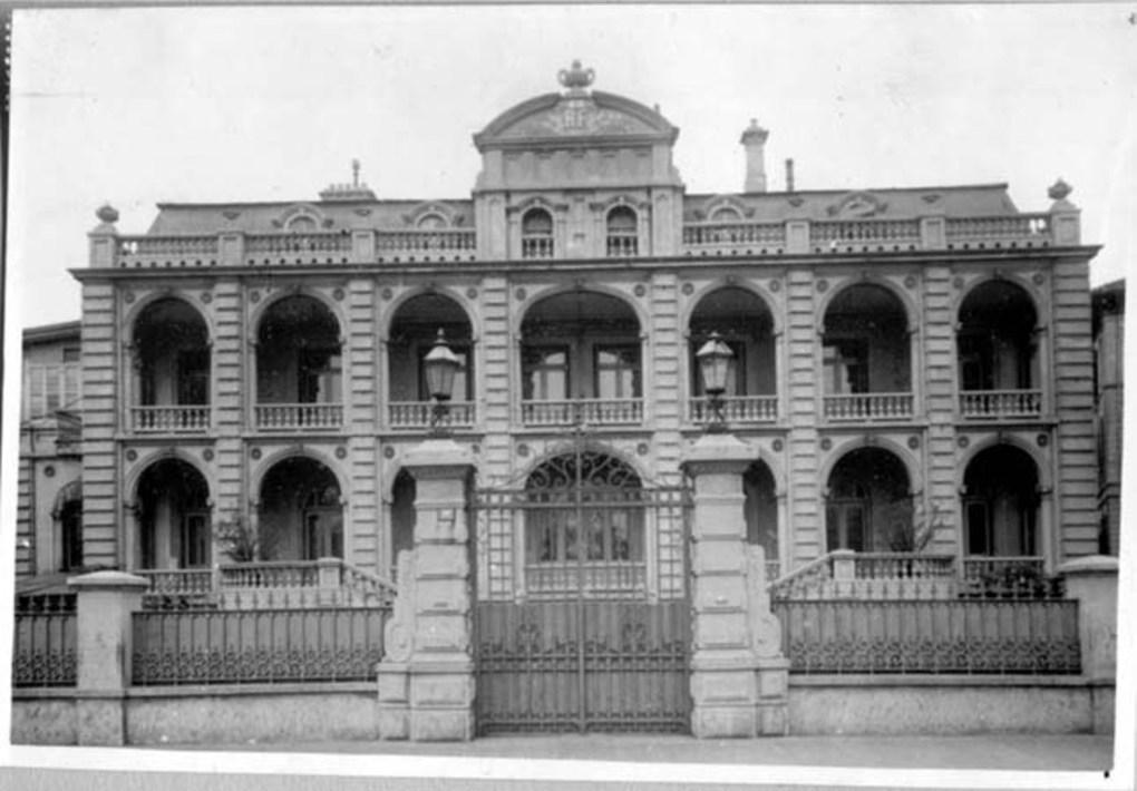 1895年法租界外滩,公馆马路(金陵路)建成第二代法国领事馆.