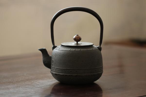 茶釜 松竹文 丸形釜 釜師 菊地政光作 茶道具 釜環付 供箱付 B585-