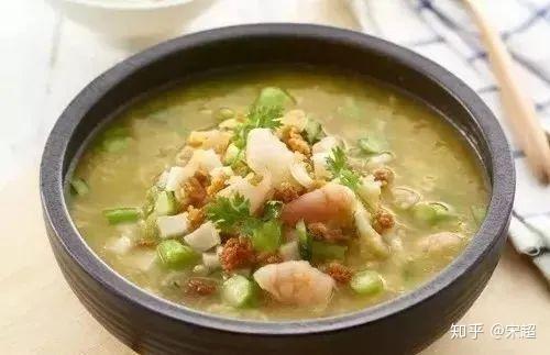 2,小棠菜切小段,飞水;芋头粒取100克炸至金黄,100克蒸熟压泥;饭团炸至