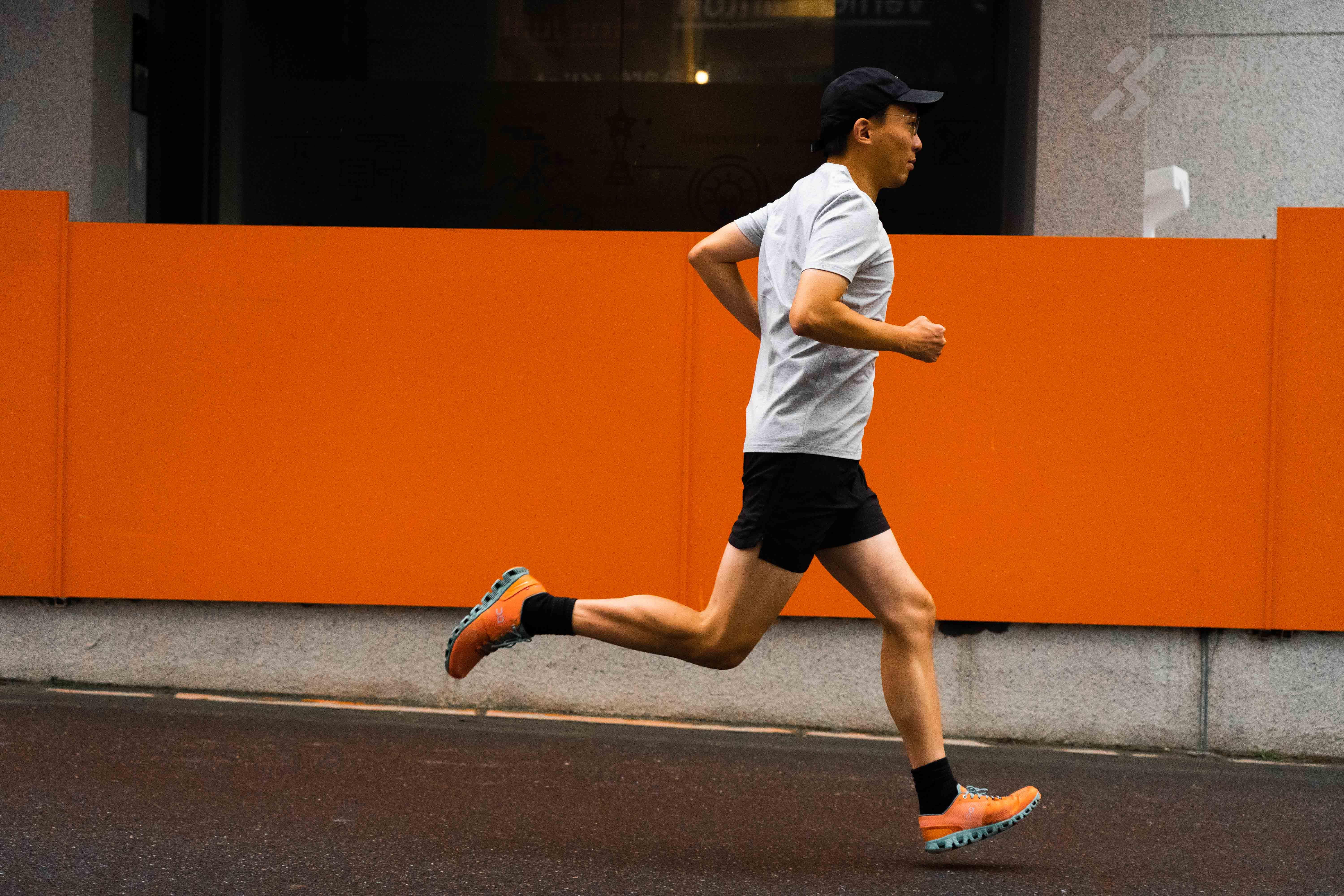 on昂跑 cloud x在外形兼顾了都市生活与运动,工作环