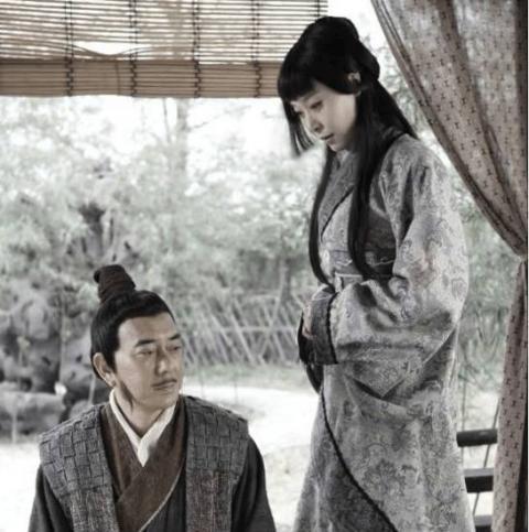 刘邦觉得吕后所生的太子刘盈生性软弱,才华平庸,怕他将来干不了大事.