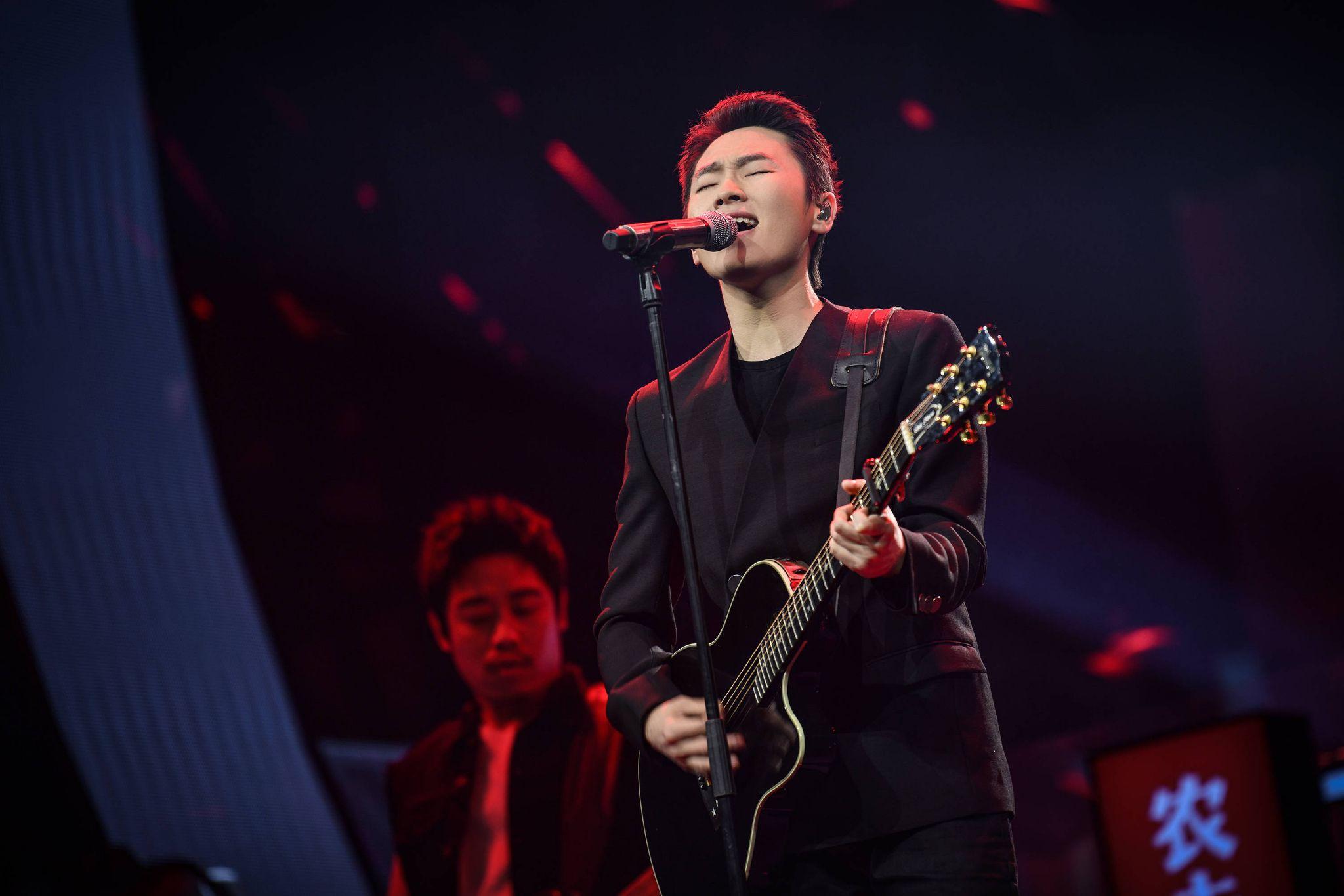 如何评价梁博在《我是唱作人》第三期中发表的新歌《黑夜中》? - 知乎