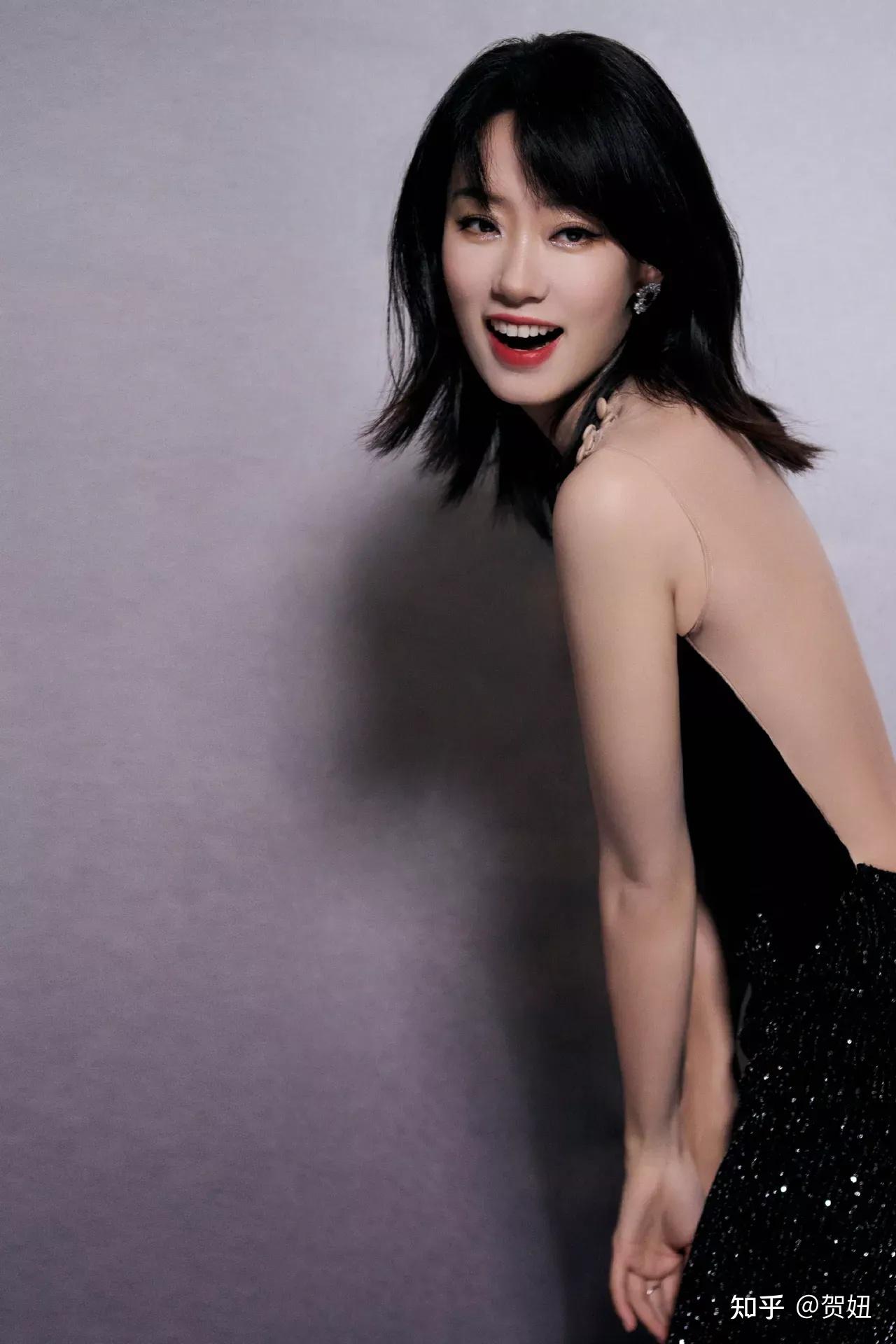 张小斐晋级为一线演员,不仅演技越来越好,穿搭也360度大变样,秀背秀腿