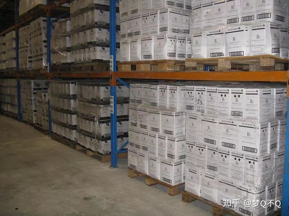 一瓶在法国酿造好的葡萄酒,首先要把酒放到集装箱内,再把集装箱运到