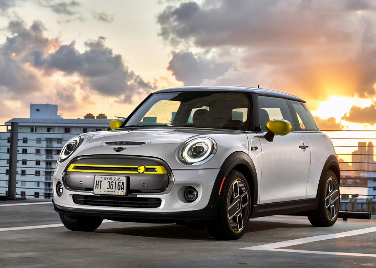 网友拍到的谍照一眼就能看出这是一款mini车型,毕竟它的造型太特别了.