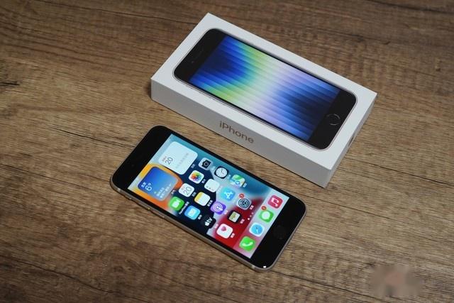 iphone se 3首先,我们可以看到iphone se 3的外包装采用了目前苹果