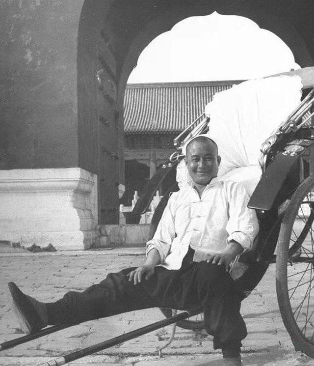 家产败光只能拉洋车为生,但是依旧快乐到溢出屏幕的末代克勤郡王路过