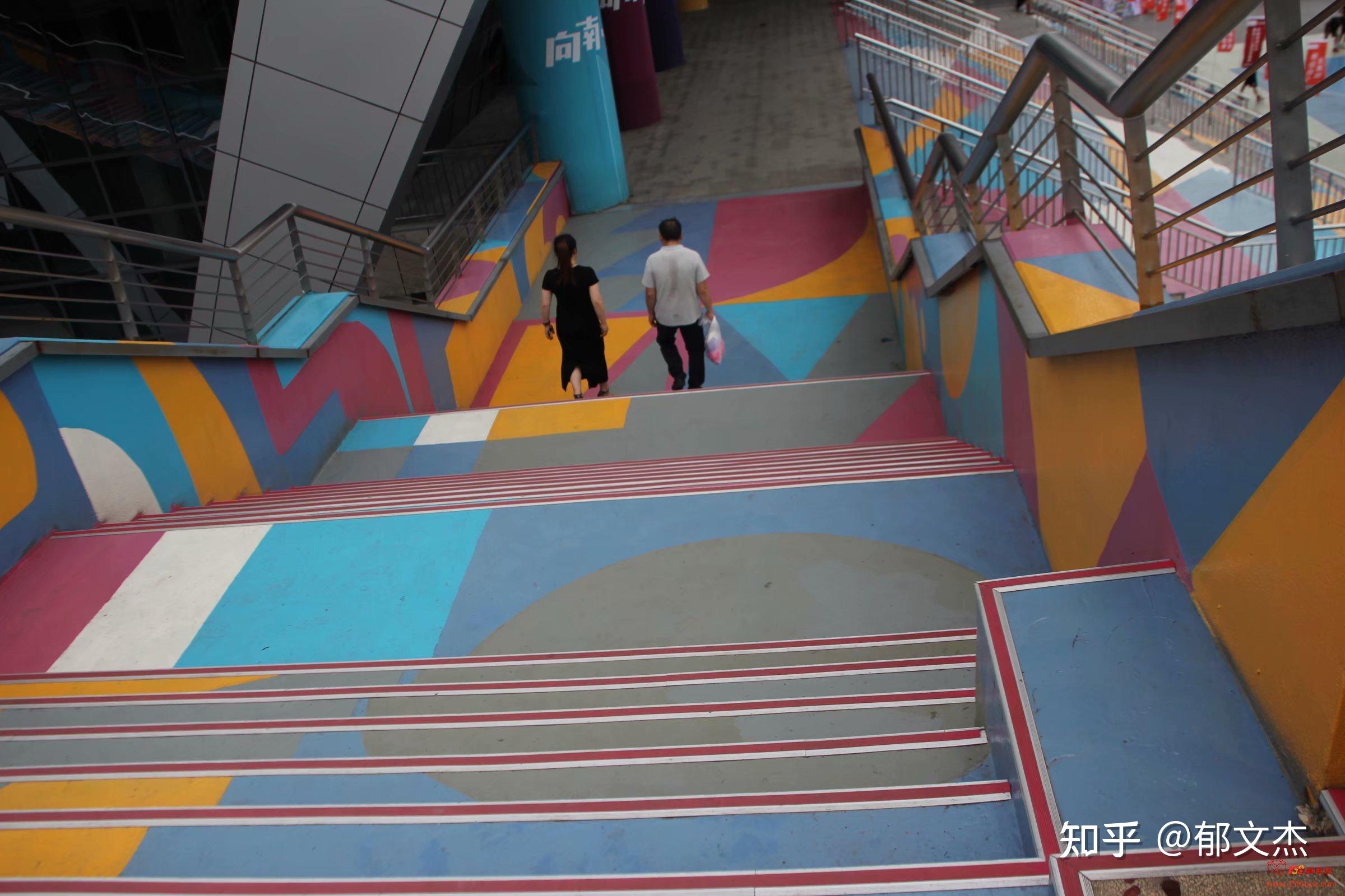 彩虹楼梯户外用什么涂料(如何把户外楼梯改成网红彩虹色)