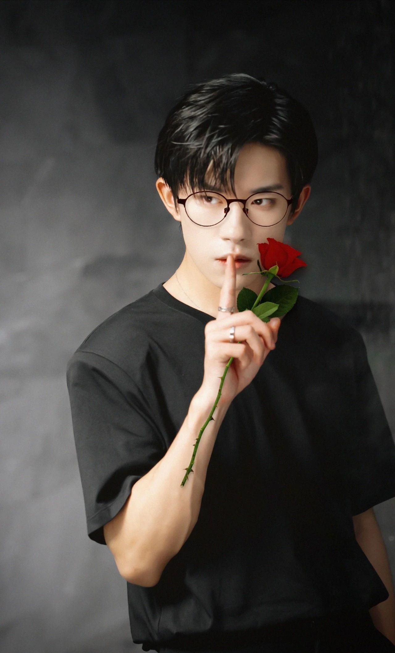 易烊千玺壁纸不惧镜头角度各面皆是惊玺