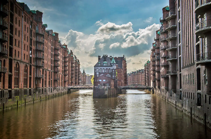 汉堡仓库城被联合国教科文组织列为世界遗产,是一座由 19 世纪砖砌