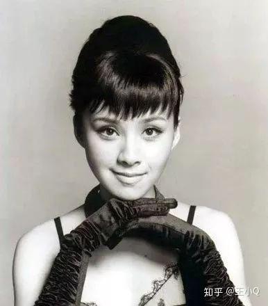 边以艳羡的目光,观望着蒂梵尼店中的一切…… 郝丽心中向往的理想