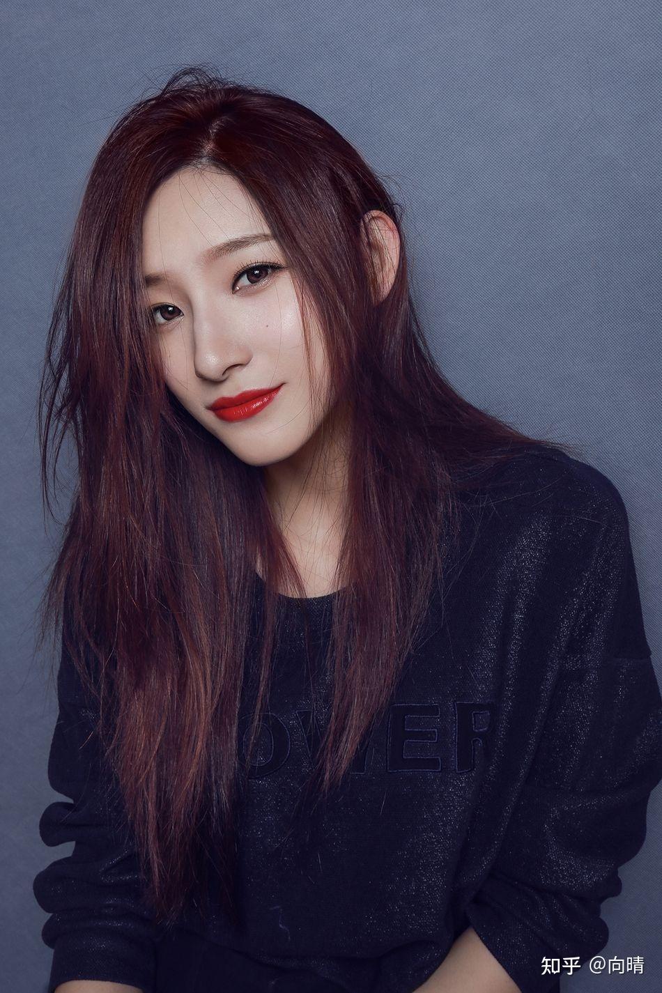 春晚28岁女主持马凡舒18岁参加选美泳装崩开记错名字被骂哭