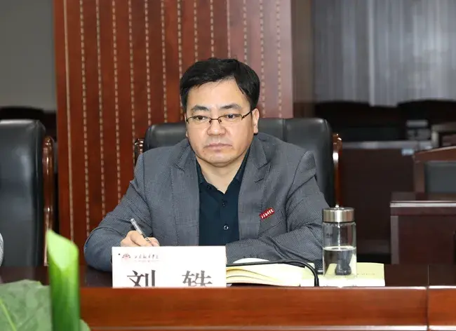 党委委员,党政办主任刘轶就"如何理解中国之治背后的制度密码"做了