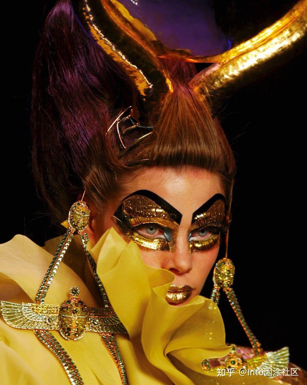 patmcgrath极致的色彩表现力她用前卫的艺术彩妆赋予高级时装全新的