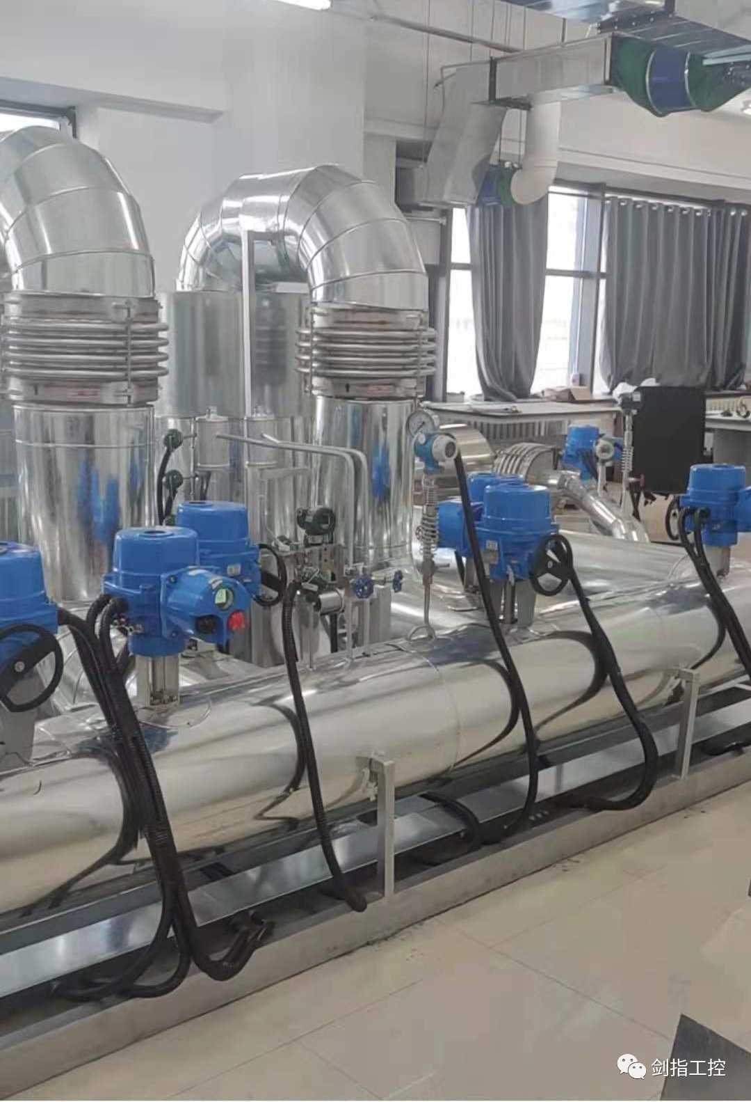 最常见的相变材料就是冰水混合物了,项目相变装置的材料是无机盐类