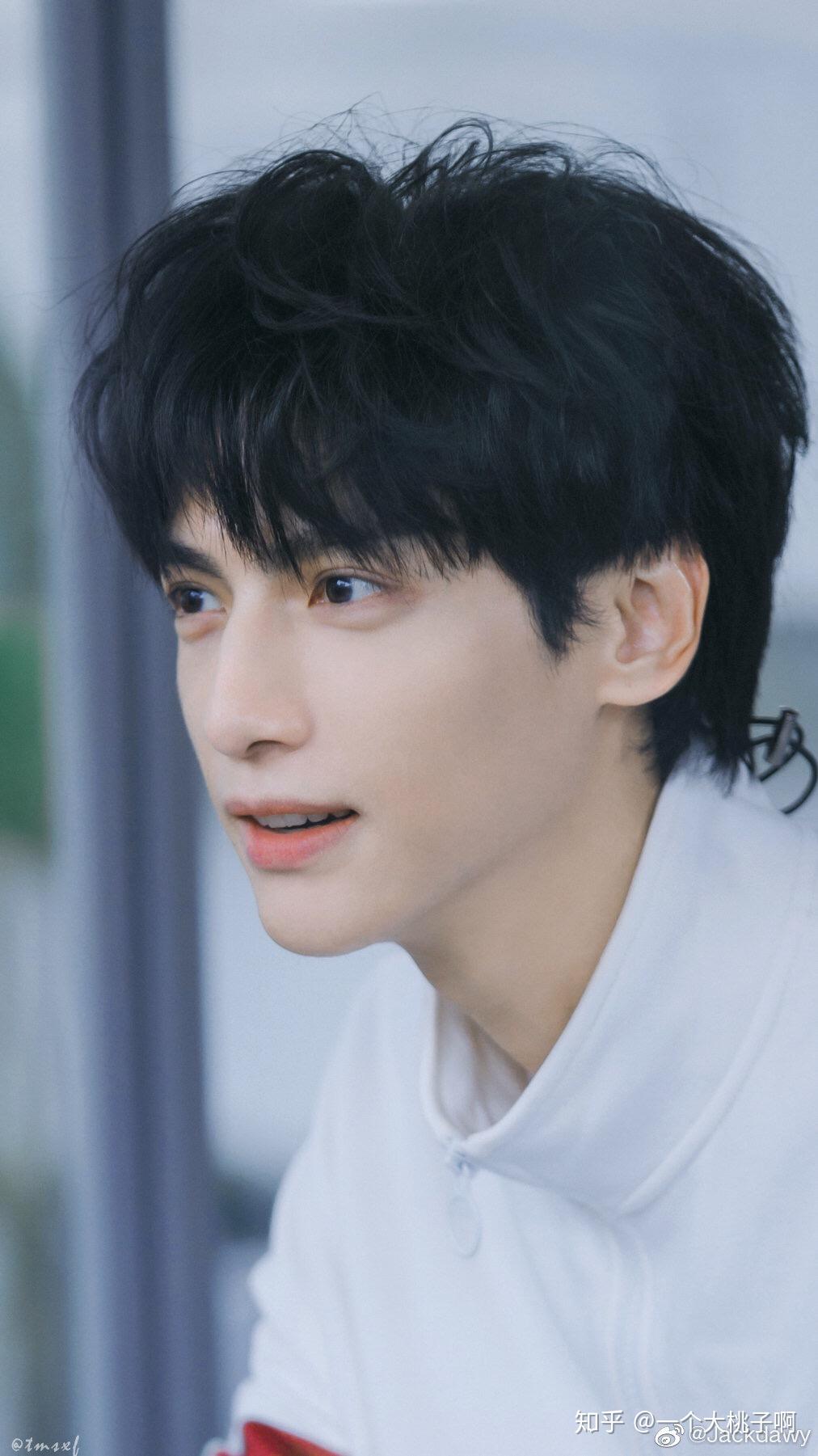 有哪些你觉得好看到窒息的罗云熙现代装图