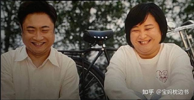 李焕英》中,虽然贾玲想给妈妈换个老公,可最后才知道,虽然自己爸爸没