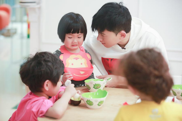 谢娜晒张杰为双胞胎女儿讲故事父爱在线的家庭孩子们有多幸福