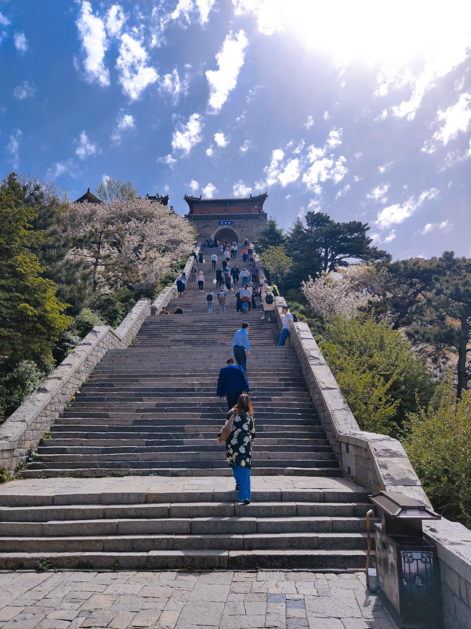 泰山,華山,衡山,恆山和嵩山(五嶽),黃山,廬山等,哪座山最值得去?