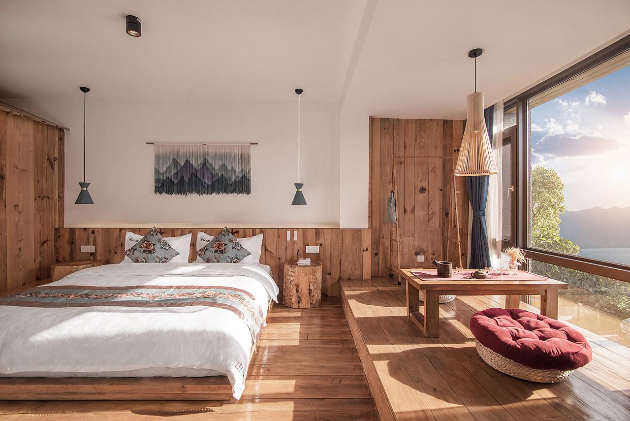 住进溪畔优家依山傍水而居乘画舫游之趣吃情怀中的美食享亲自时光