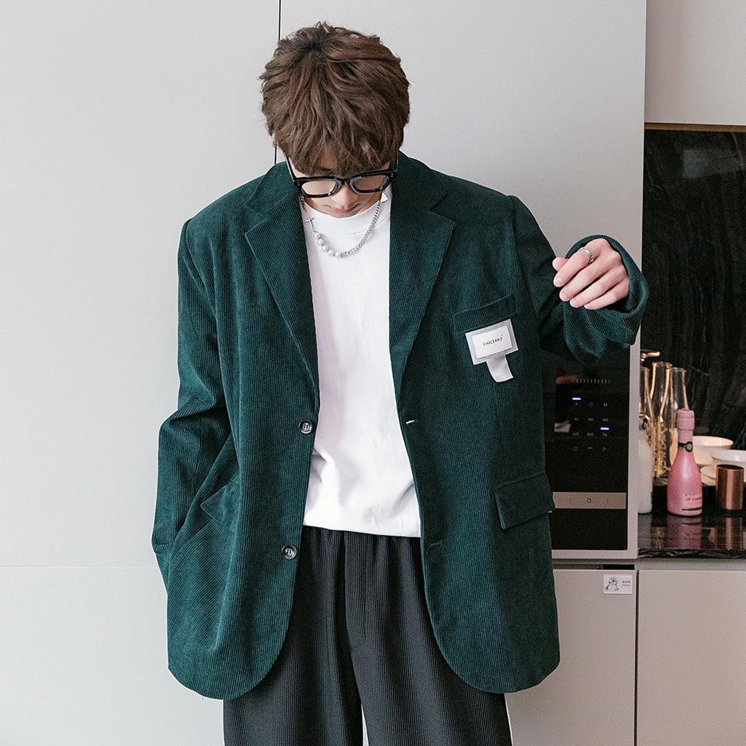 华丽又质朴,复古又时髦,利落又有格调,兼具各种反差属性的灯芯绒太