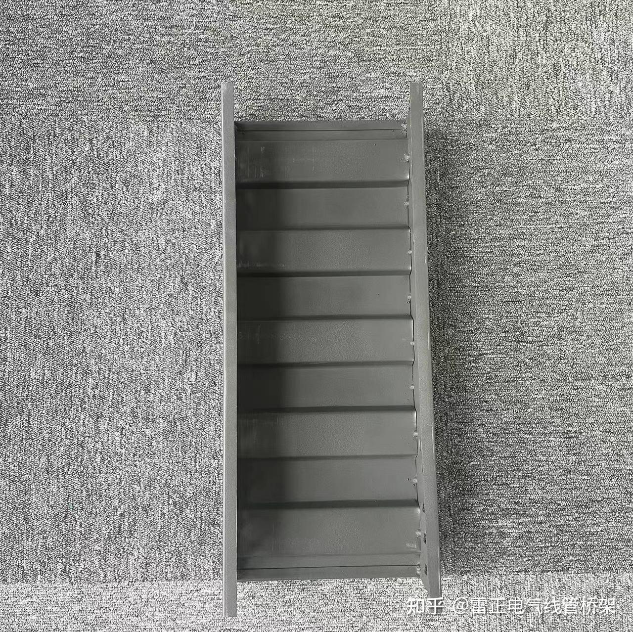 实现超轻量化自重降低30%~50%,可节省可观的材料成本,节能瓦楞式桥架