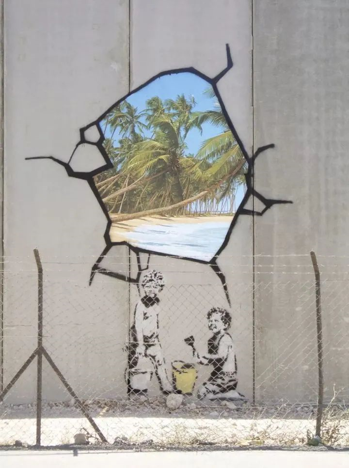 除了活跃在英国的街头,班克西还把他的涂鸦带去了柏林,纽约等地方