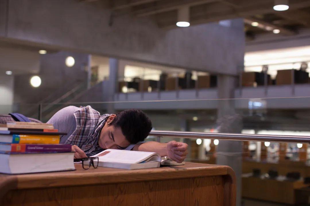 当大学变成了「苦读」的高中