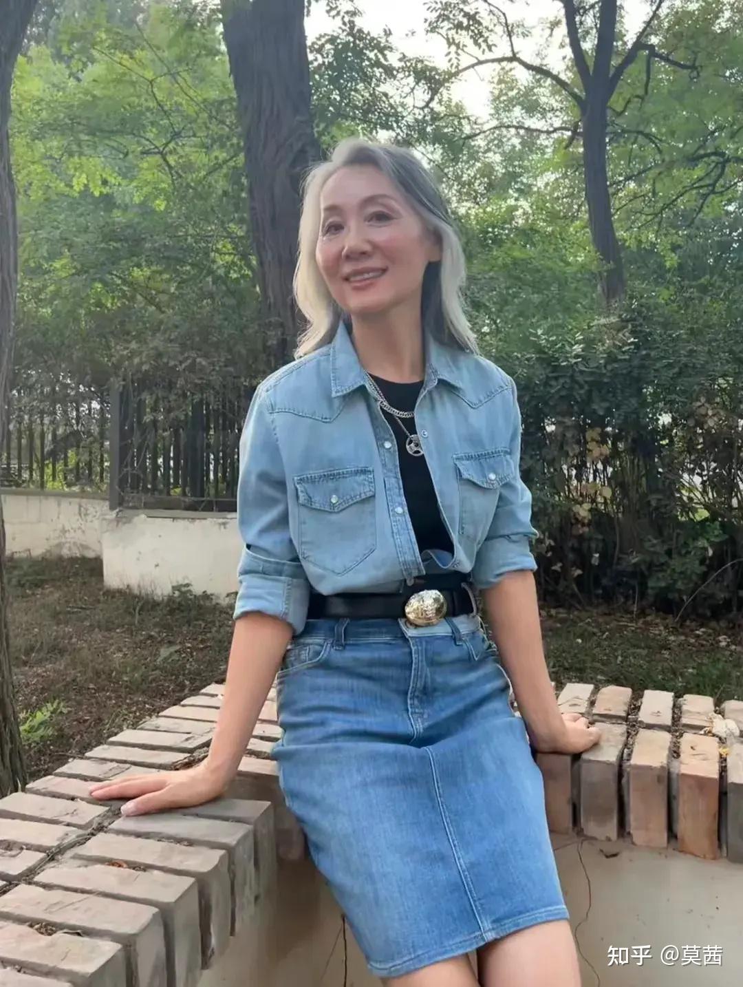 63岁时髦奶奶人老心不老白发不染心态好得让人羡慕