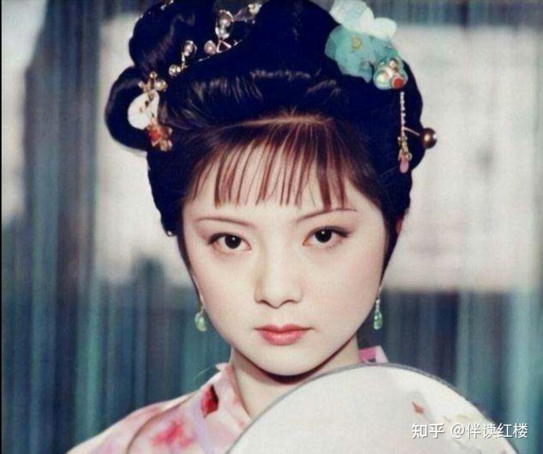 《红楼梦》第七回中"冷香丸"的描述对薛宝钗的人设有何暗示?