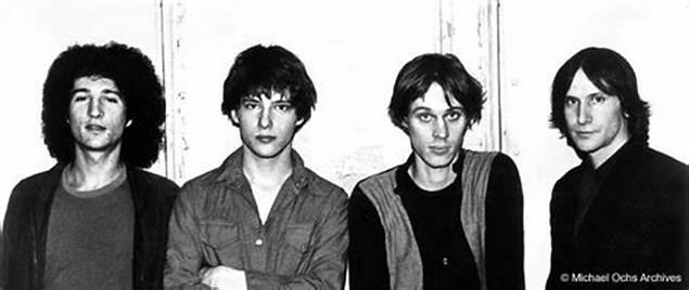 摘自百科:television的曲势和节奏复杂异常,远不是普通的朋克乐队乃至