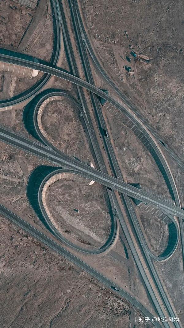 新疆哈密,航拍京新高速公路(骆驼圈子盘旋路),在此g7和g30在此交汇