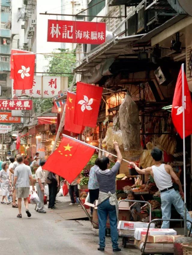1997年7月1日,中国政府恢复对香港行使主权,香港特别行政区成立.